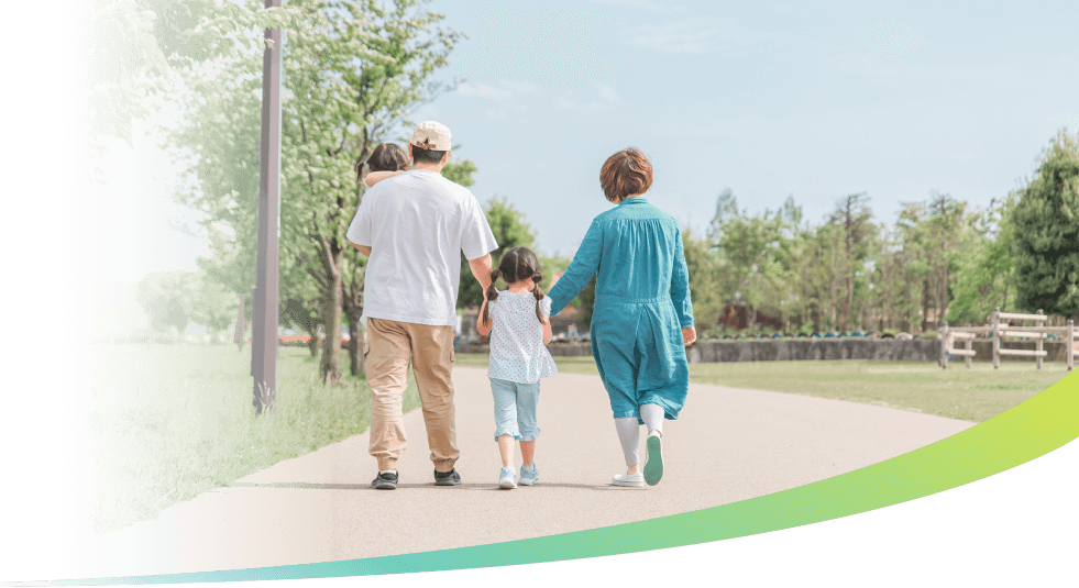 公園を散歩する家族