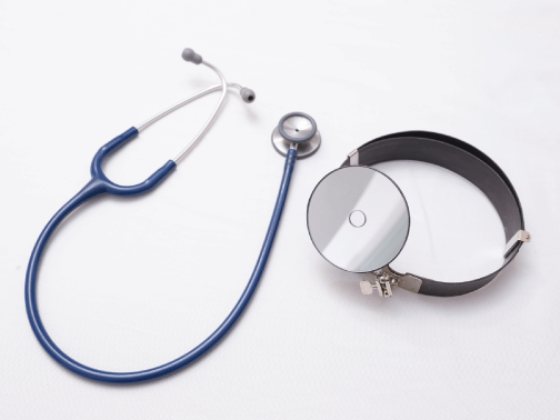 聴診器と額帯鏡